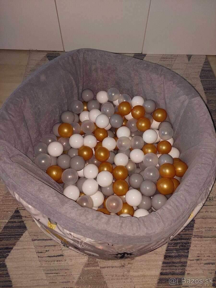 Umelý bazén s guličkami