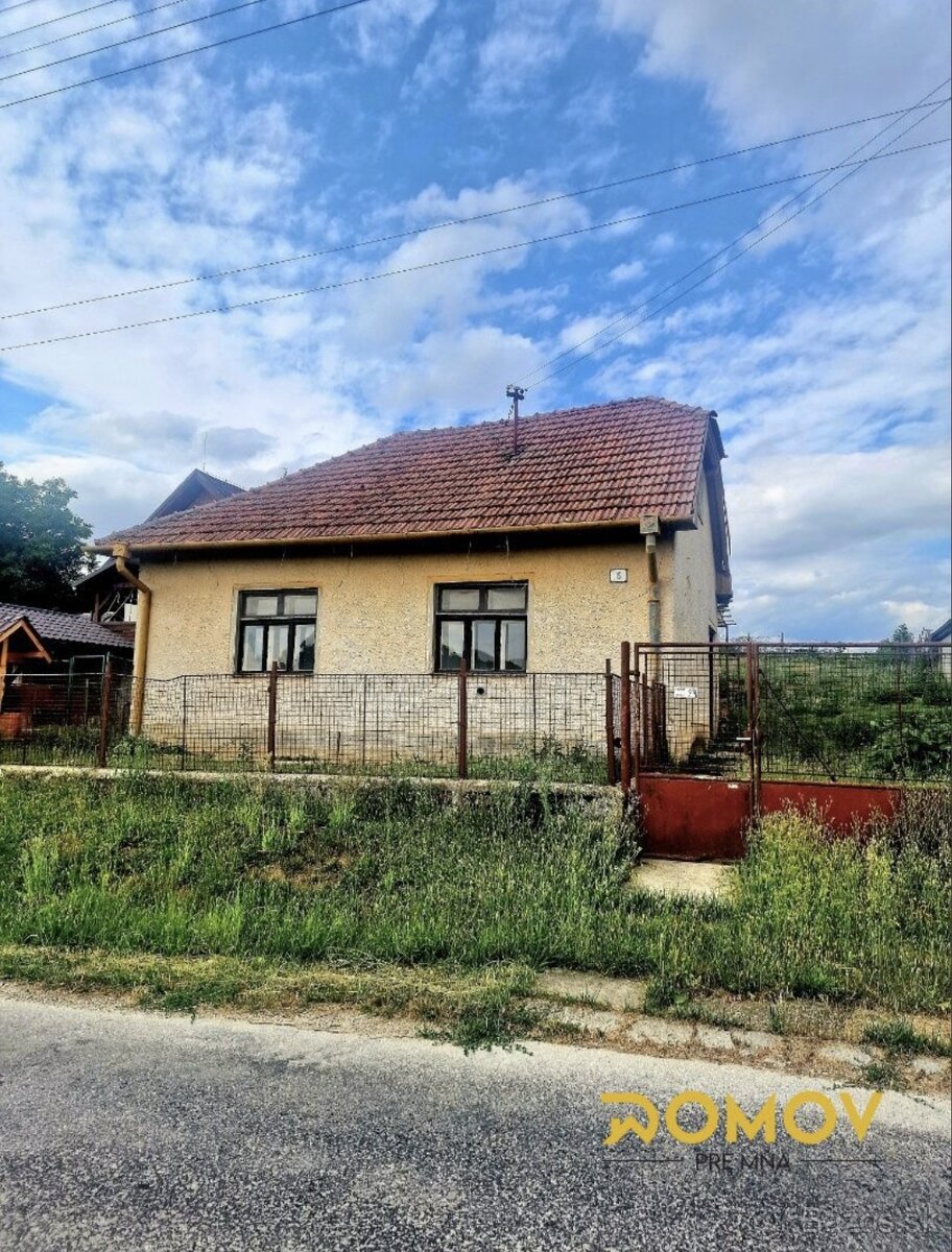 Vidiecky dom v tichej obci neďaleko Topoľčian