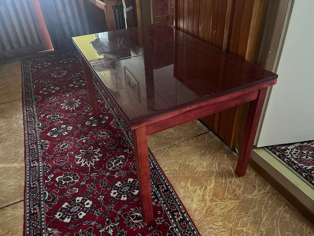 Drevený jedálenský rozkladací stôl pre 6 osôb