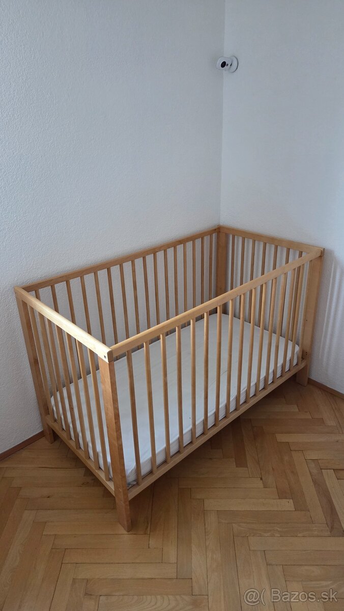 Detská postieľka s matracom