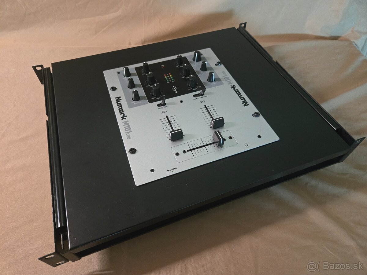 Mixpult Numark M101 USB v rackovej zásuvke