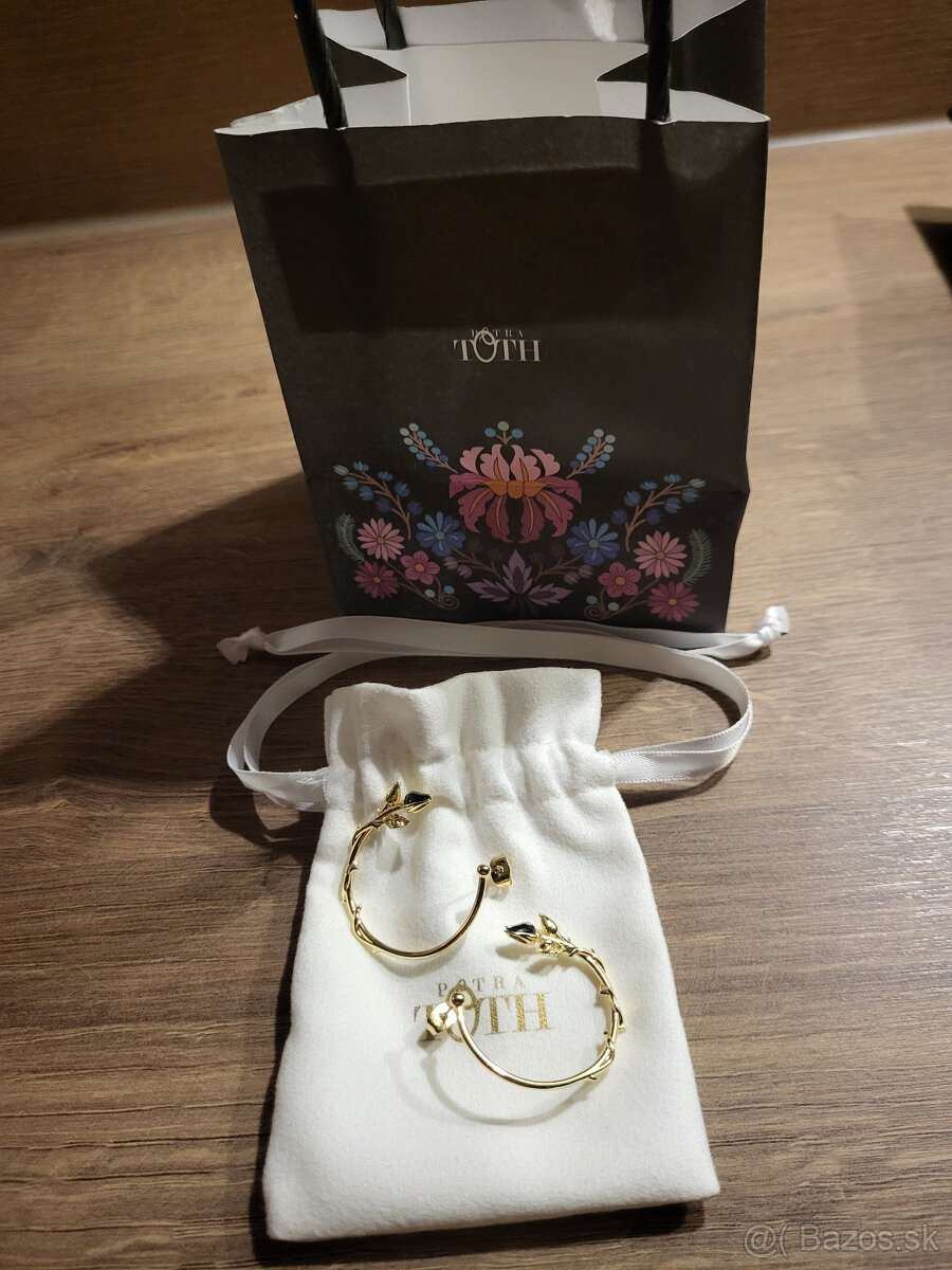 Petra Toth Kruhové náušnice čierny púčik so šípkou