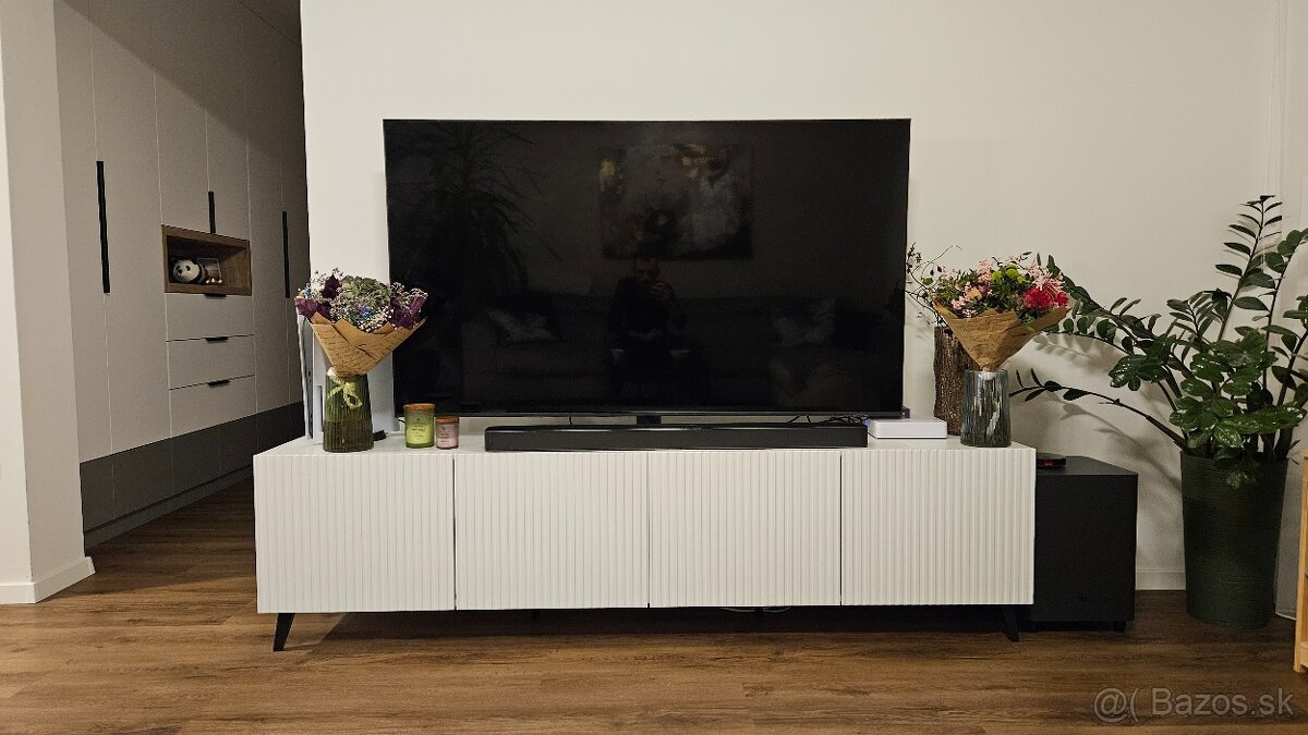 Skrinka pod TV biela