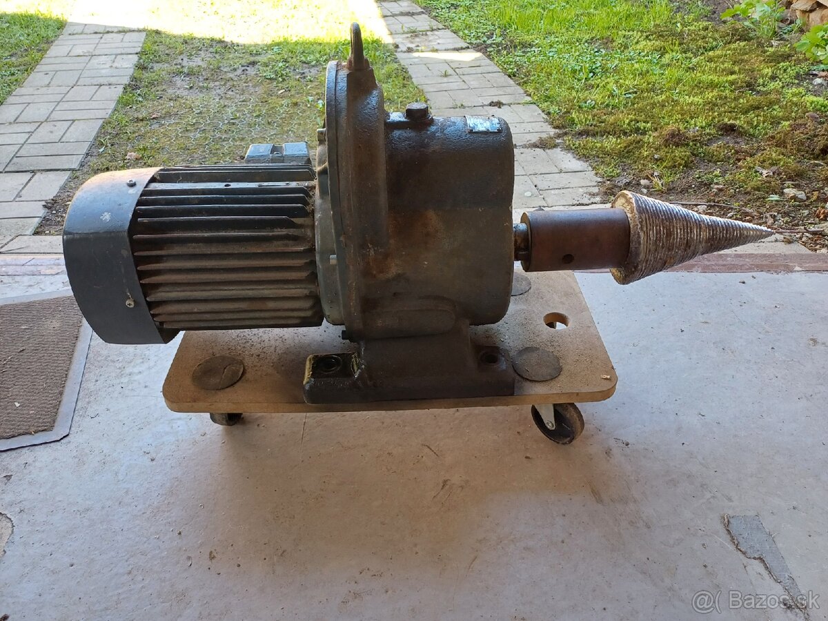 Kuželova štepačka. Elektromotor s prevodovkou.