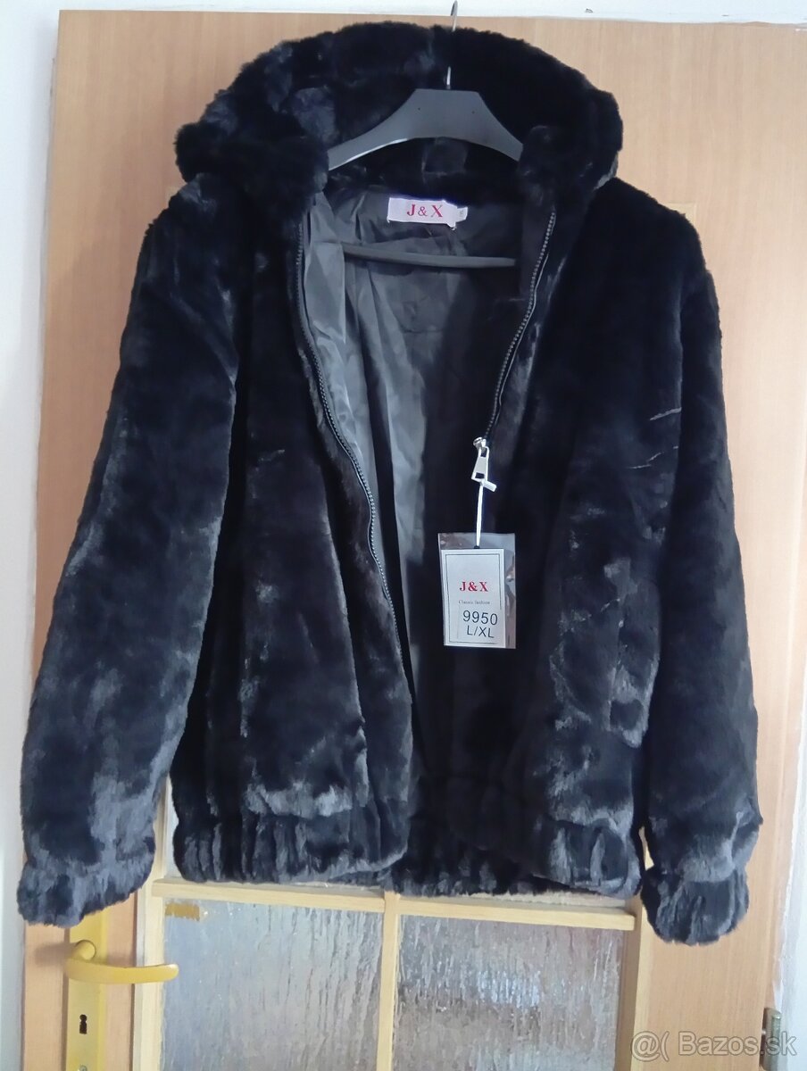 Bundička na zips s kapucňou.