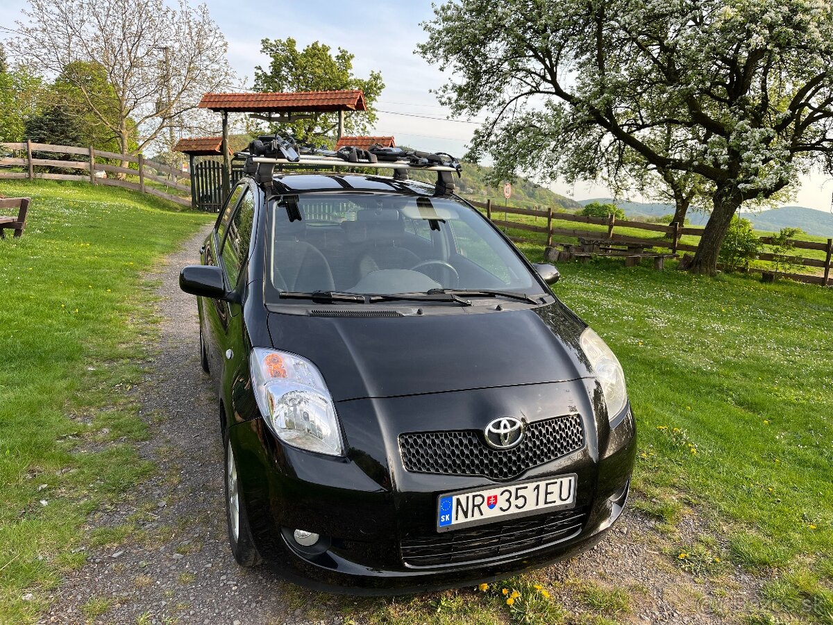 Toyota Yaris 1,3 benzín VVT-i, automat 64kw, čierna metalíza