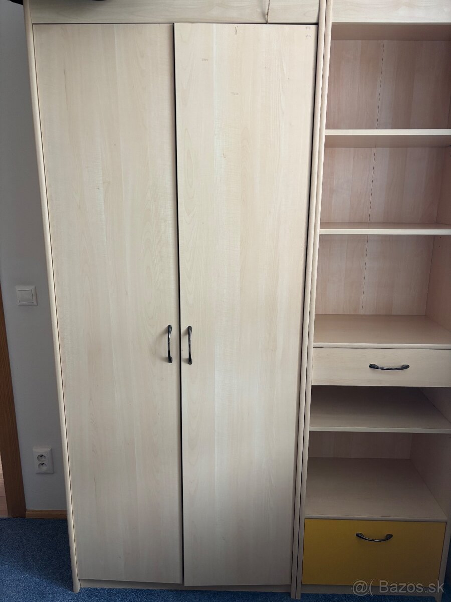 Skriňa a nočný stolík