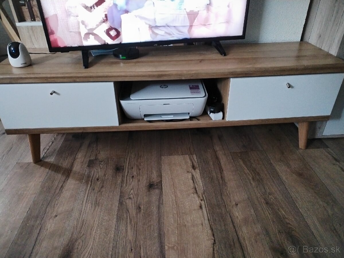 Predám tv stolík ,má drobné kozmetické vady viď foto .