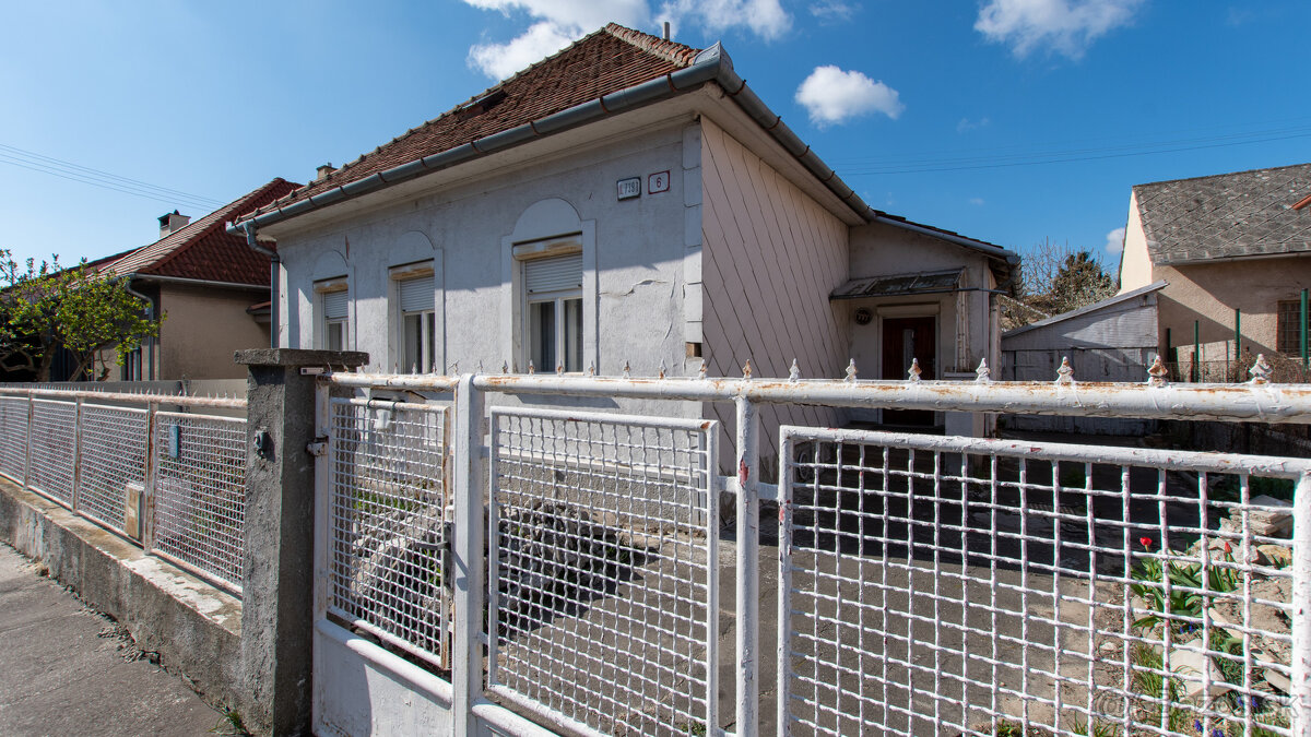 Starší rodinný dom s ideálnym pozemkom v pokojnej rodinnej o