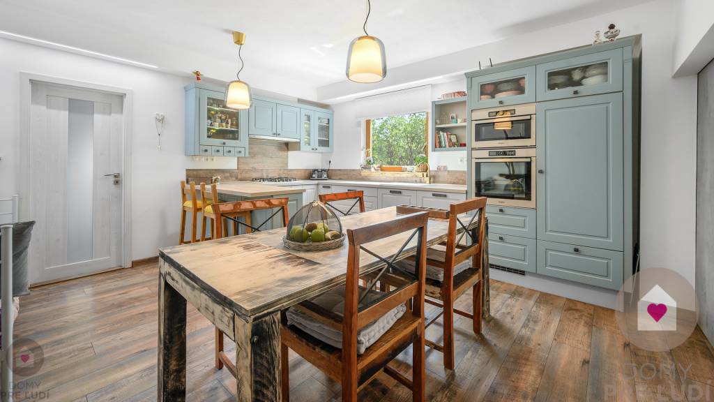 MA/ZOHOR - Rodinný dom s 2 bytovými jednotkami a 3 garážami