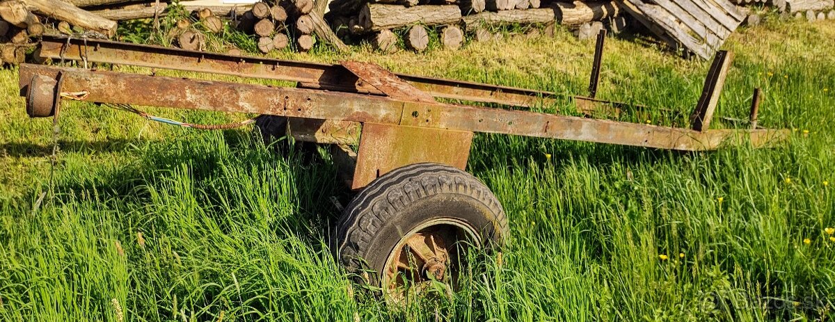 Podvozok dvojkolesovej vlečky za traktor.