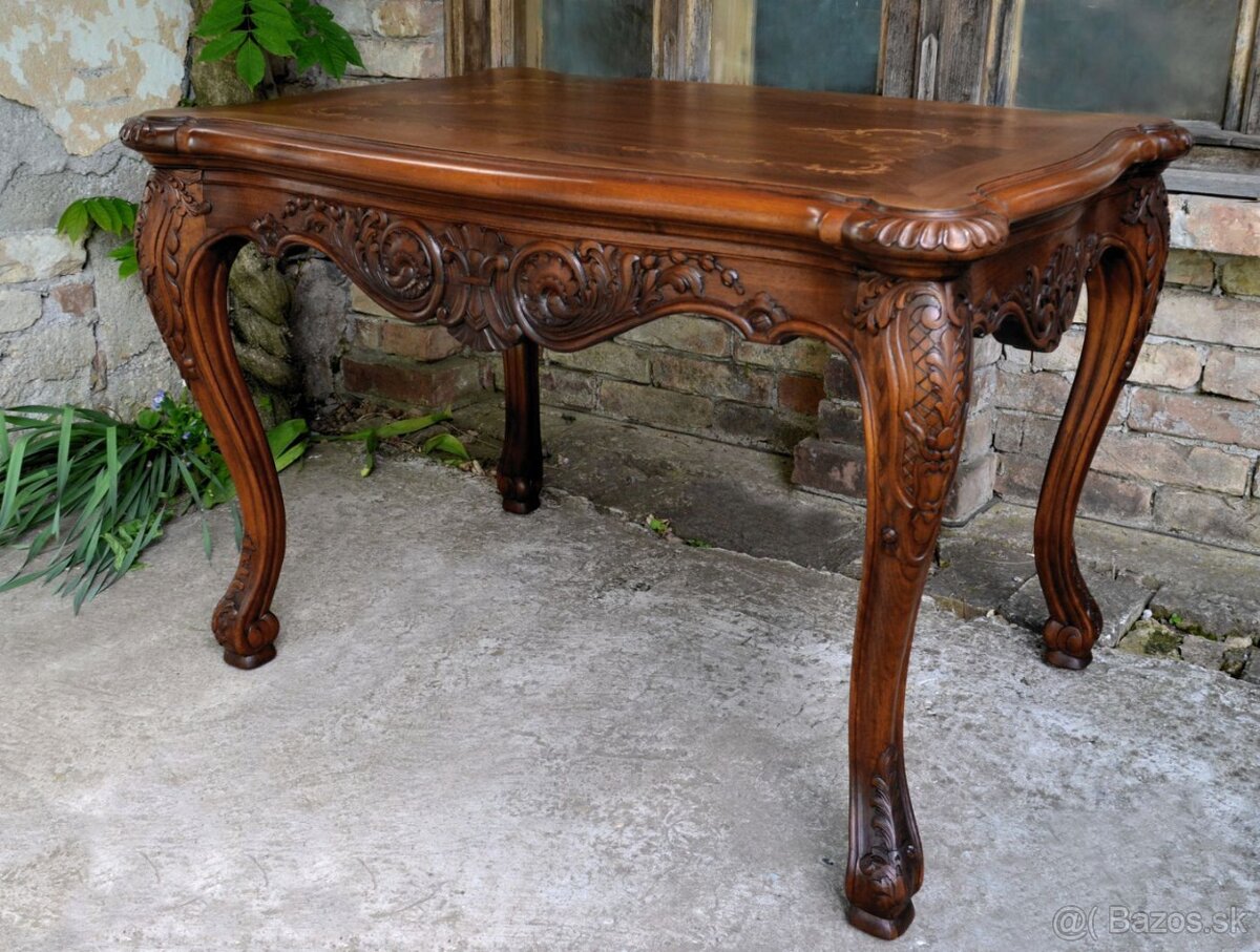 Vyrezávaný stôl z orechového dreva