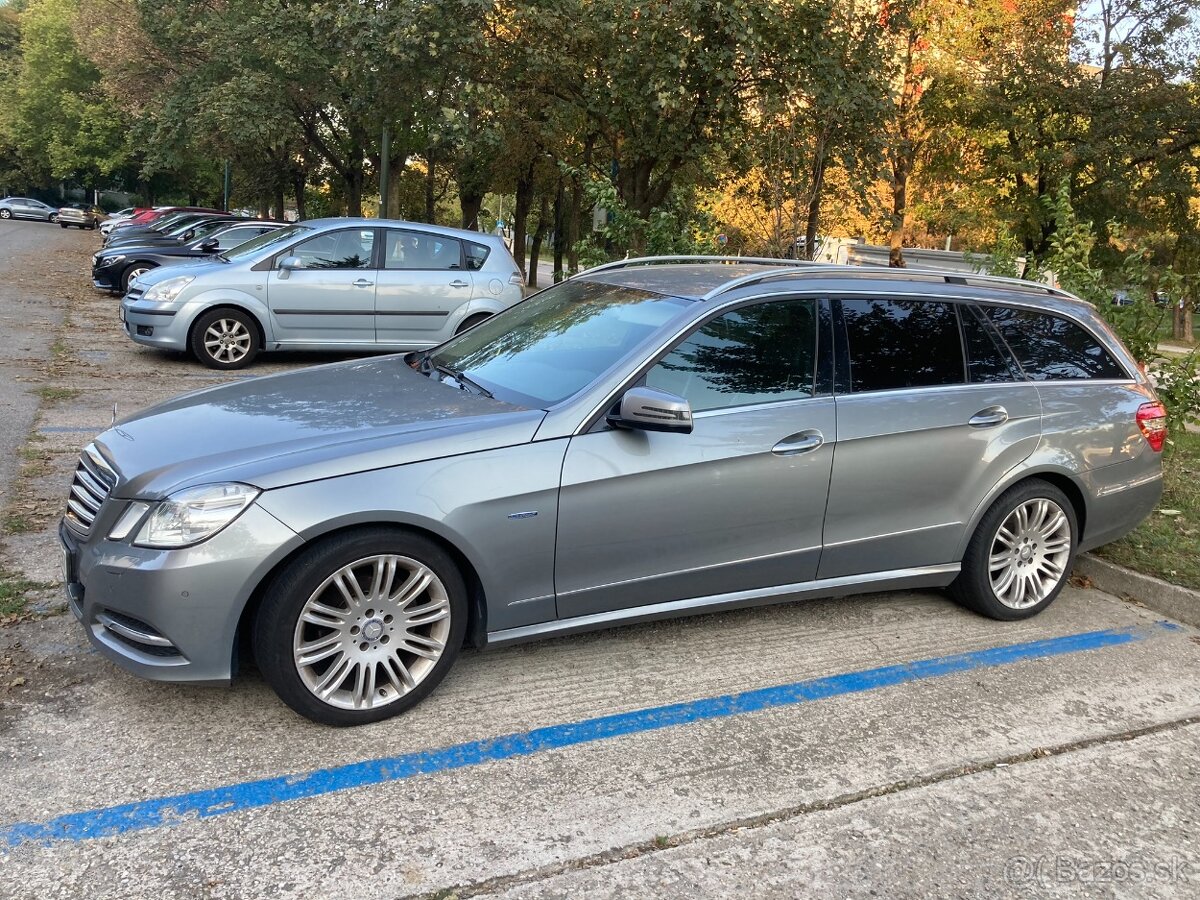Mercedes E, S212, r. 2011, kilometre akurát na tohto fešáka