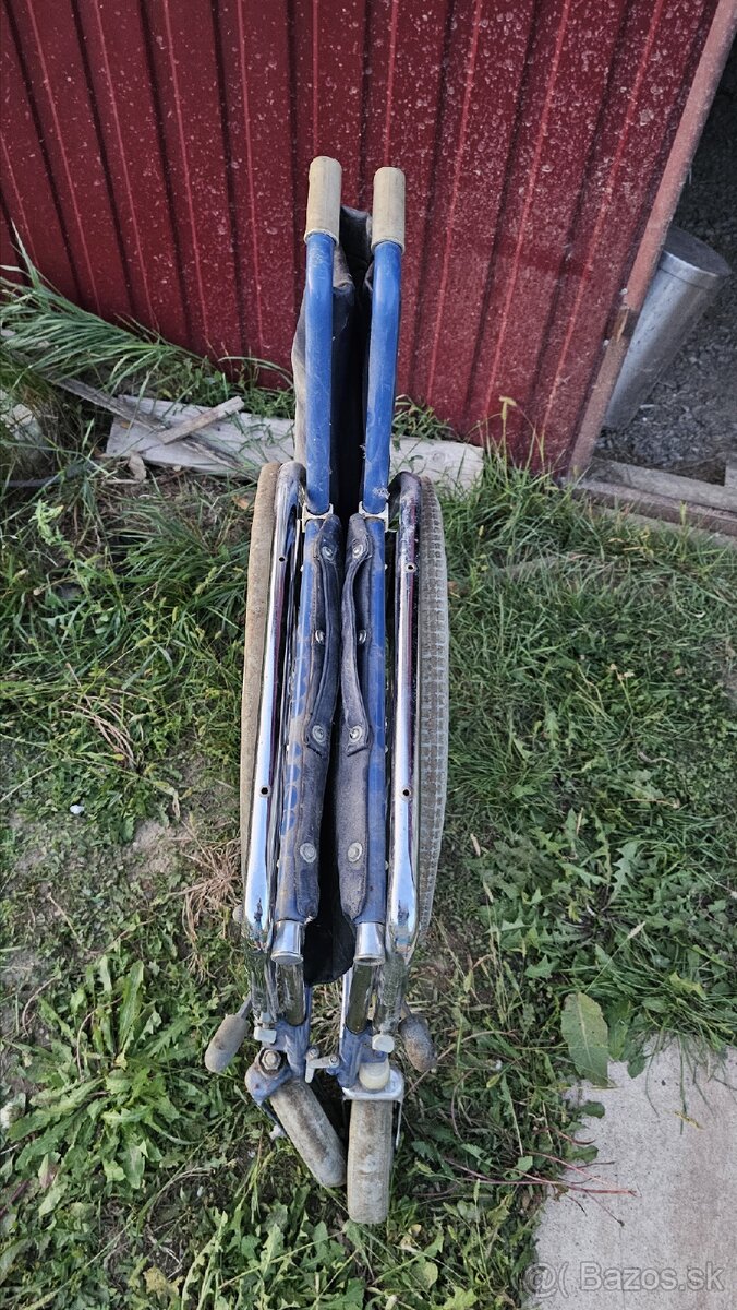 Skladací invalidný vozík