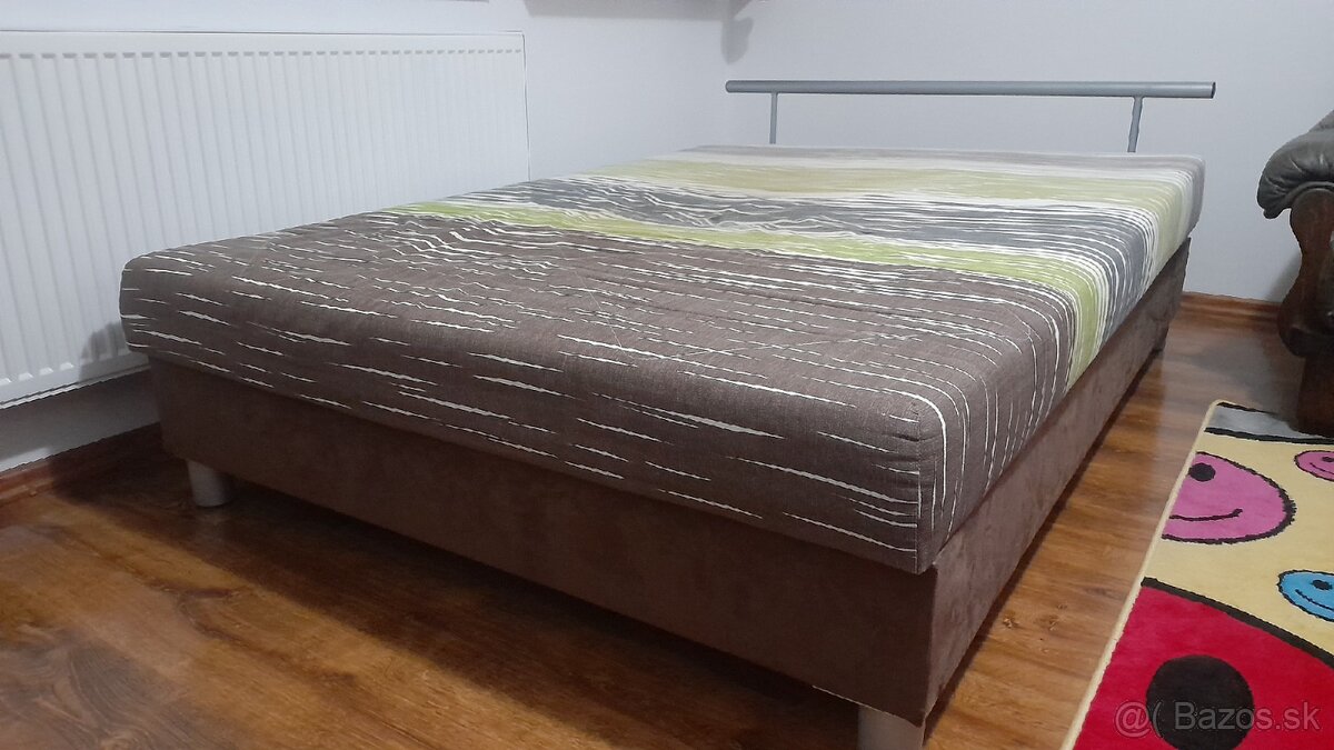Posteľ s úložným priestorom