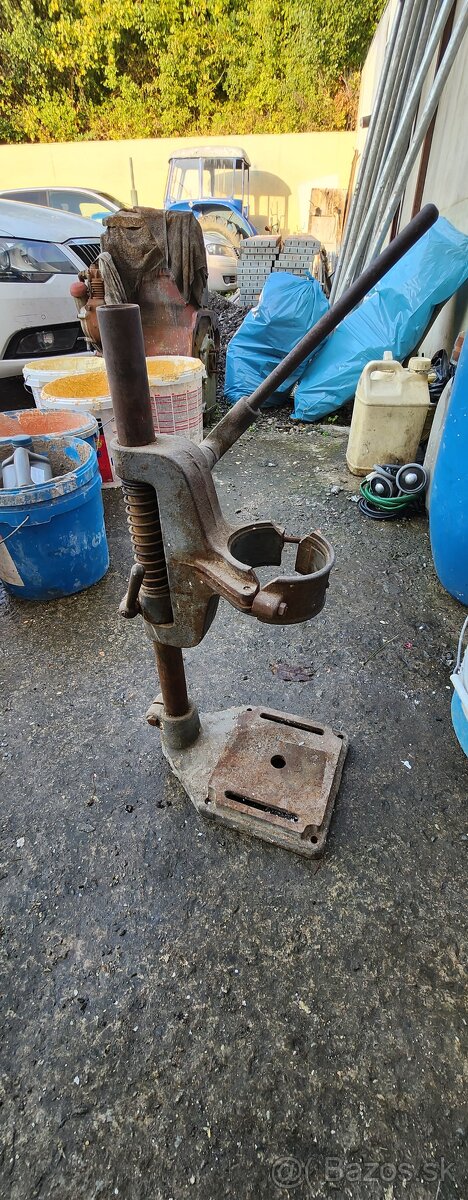 Predám stojan na ručnú vŕtačku – liatinový