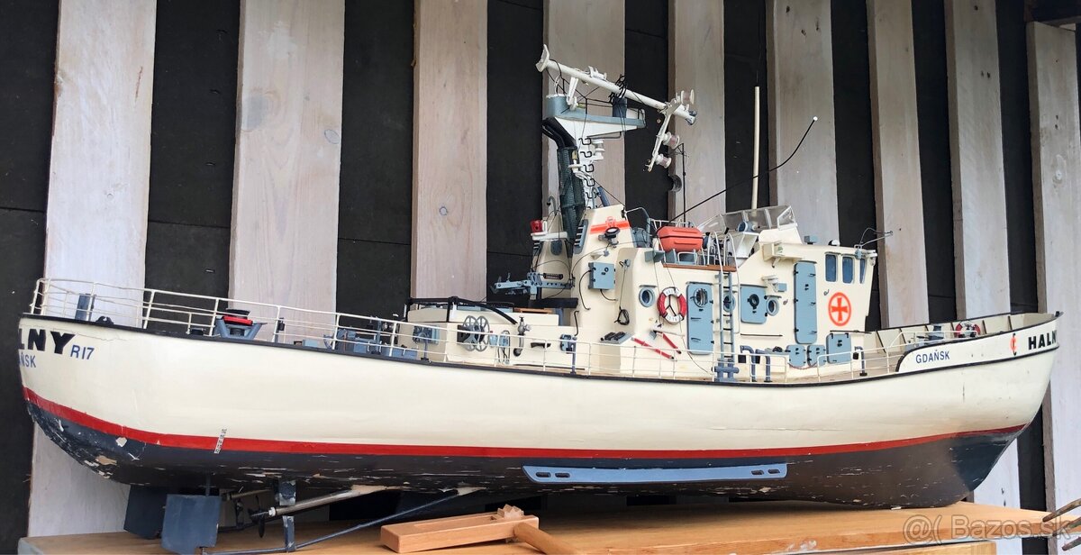 Model lode Veľký R-17 Halny 1:50
