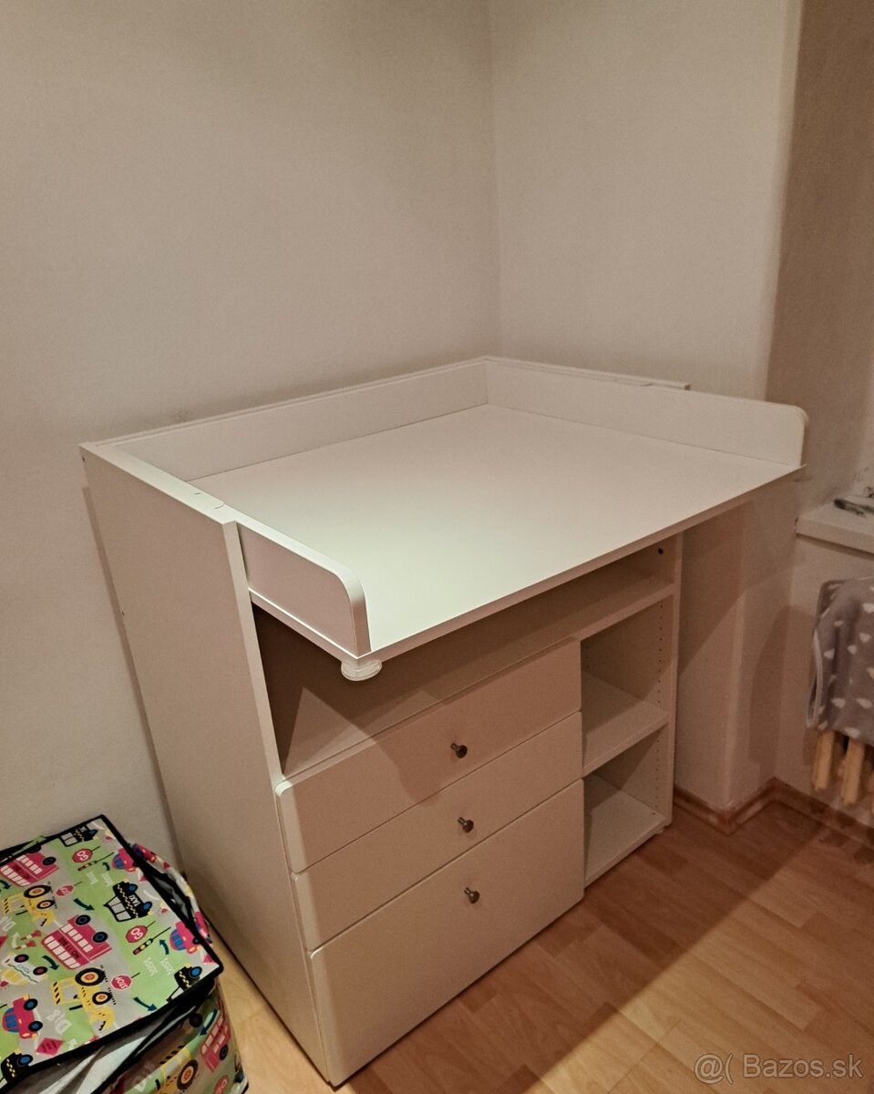 Prebaľovaci pult