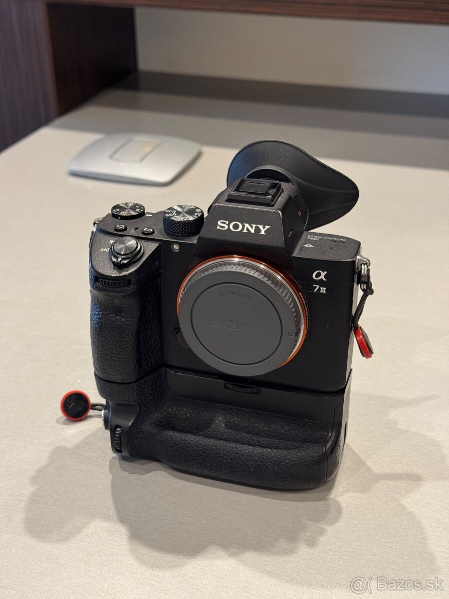 Sony A7iii + Meike A9 Grip