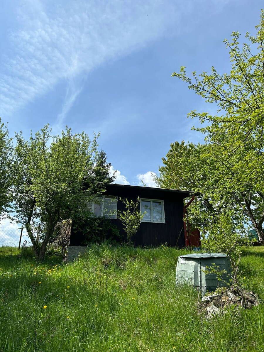 Záhrada s chatkou