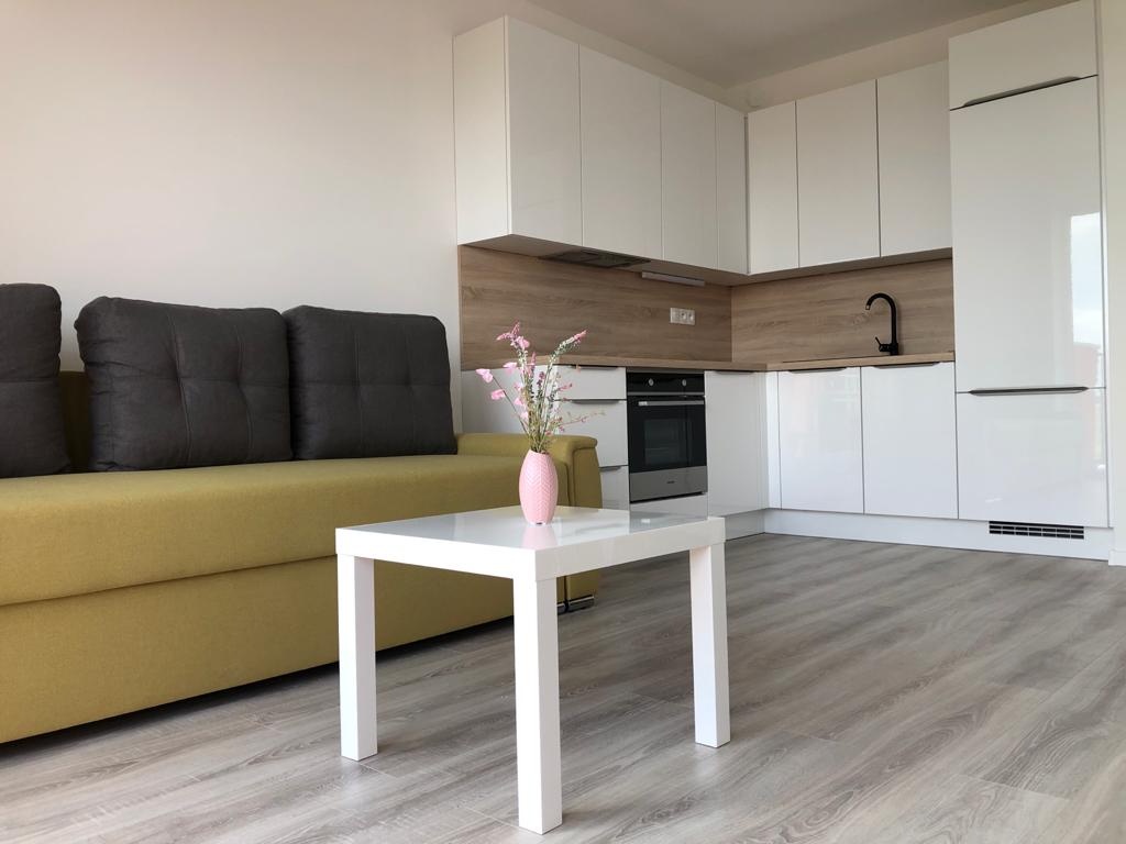 Štýlový 1-izbák s balkónom a garážovým parkovacím miestom