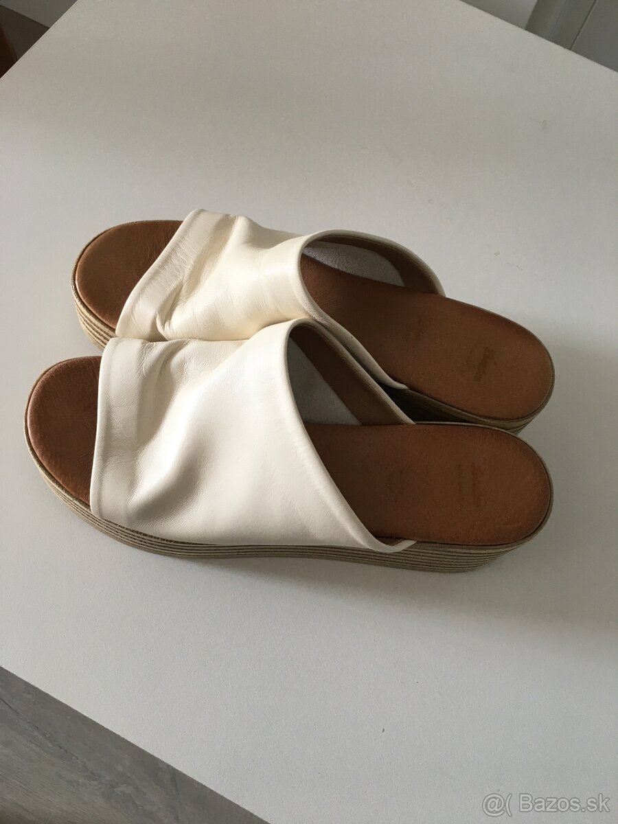 Letné kožené šľapky Baťa na vysokej platforme - č. 39