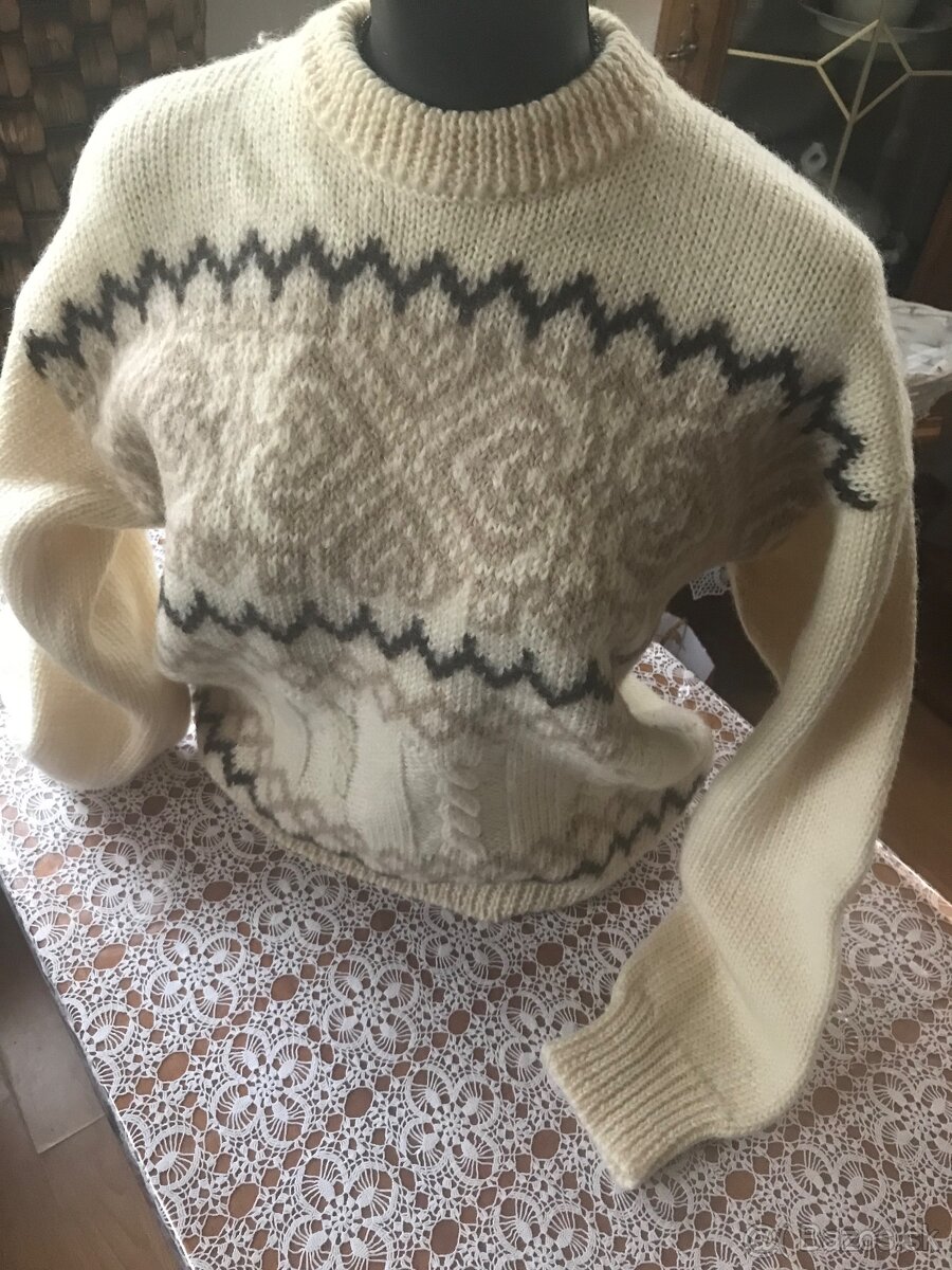 Kvalitný dámsky pulóver z ovčej vlny-L