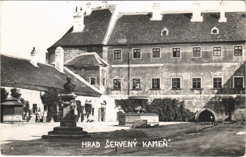 Kúpim pohľadnicu nádvoria hradu Červený kameň
