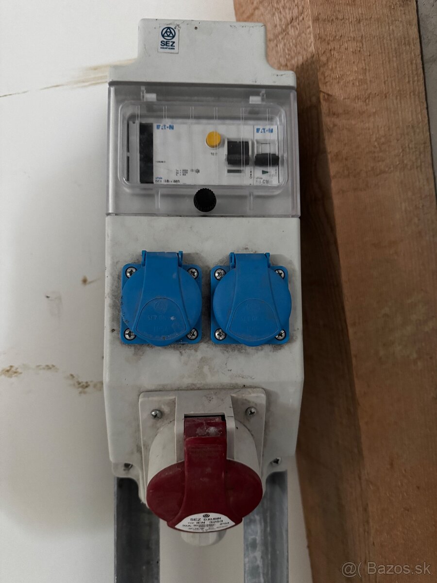 Priemyselná elektrická rozvodnica 32A 5P / 400V s ističmi a