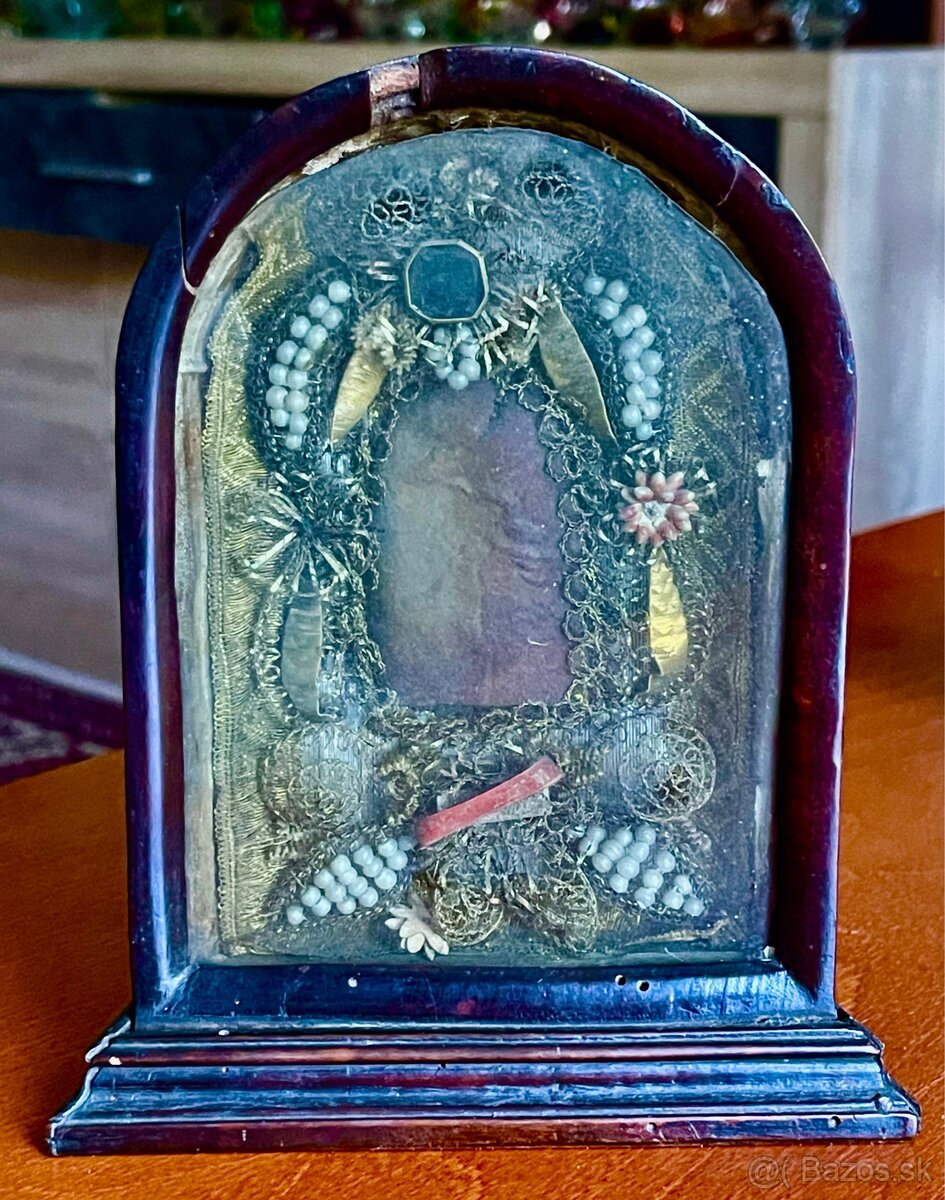 Kláštorný barokový oltár s madonou