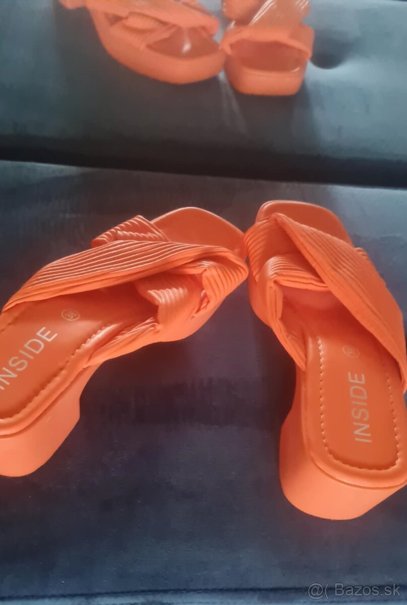 Oranžové sandále