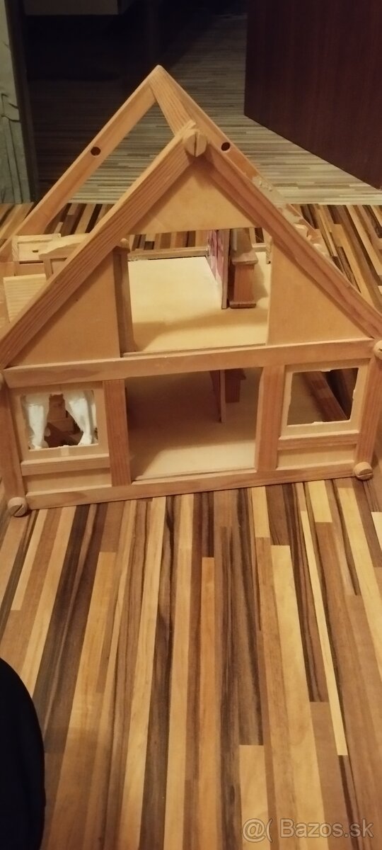 Drevený domček pre bábiky