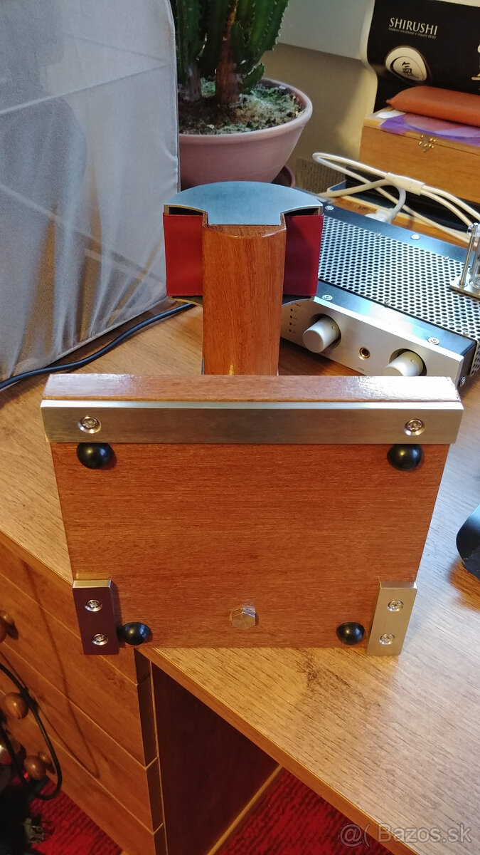 Luxusny stojan na sluchadla