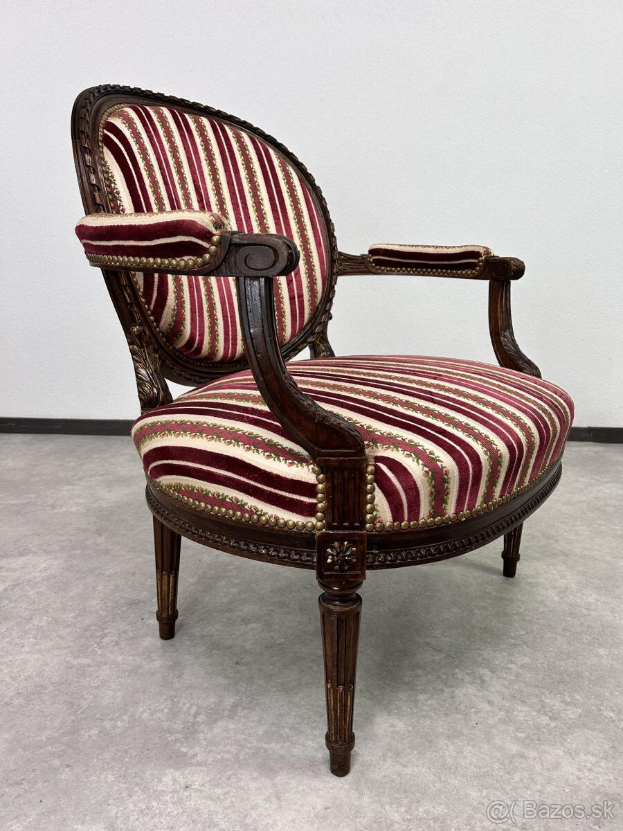 masívne široké kreslo v honosnom klasiciznom štýle