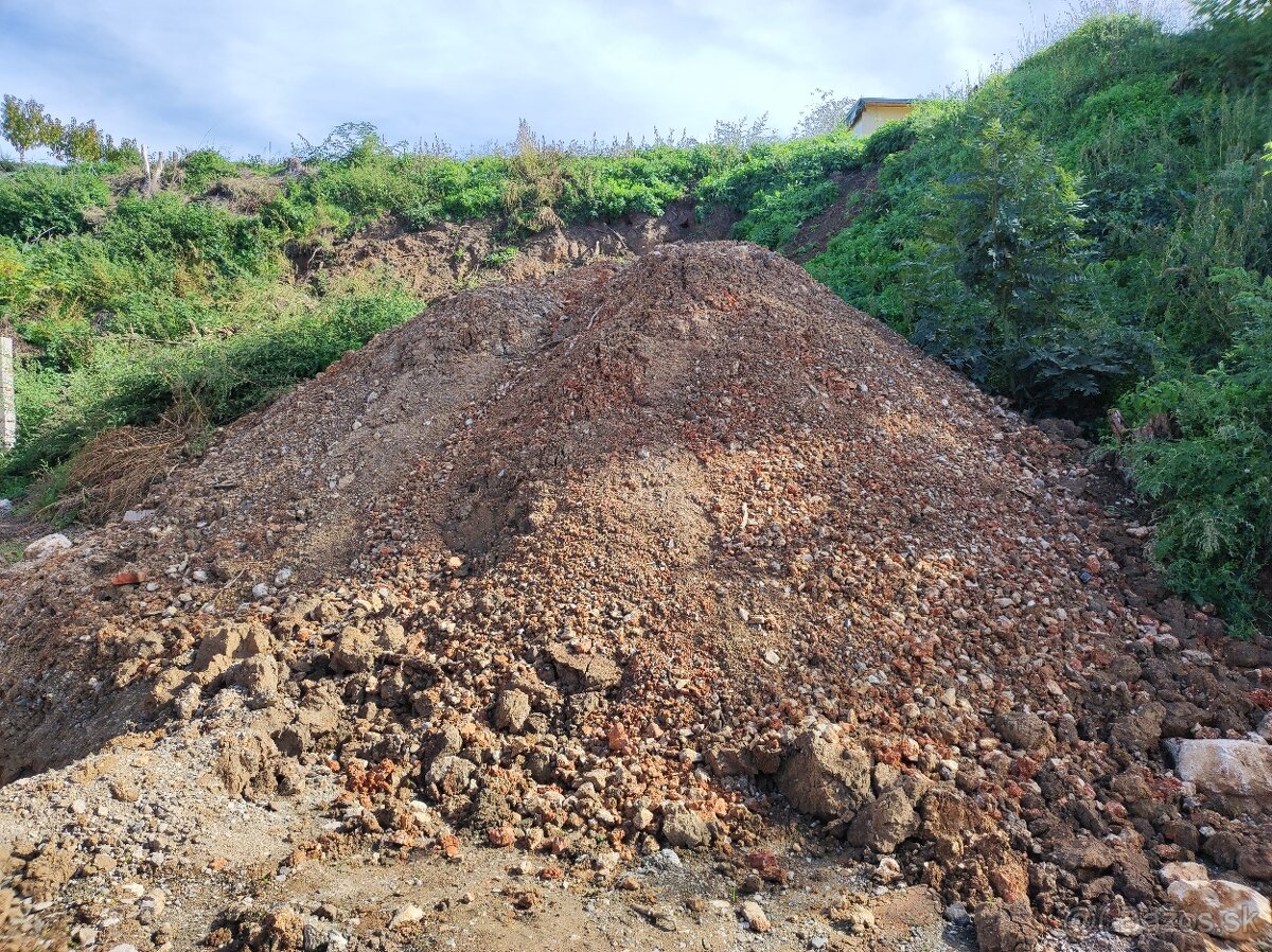 Darujem hlinu s kamením