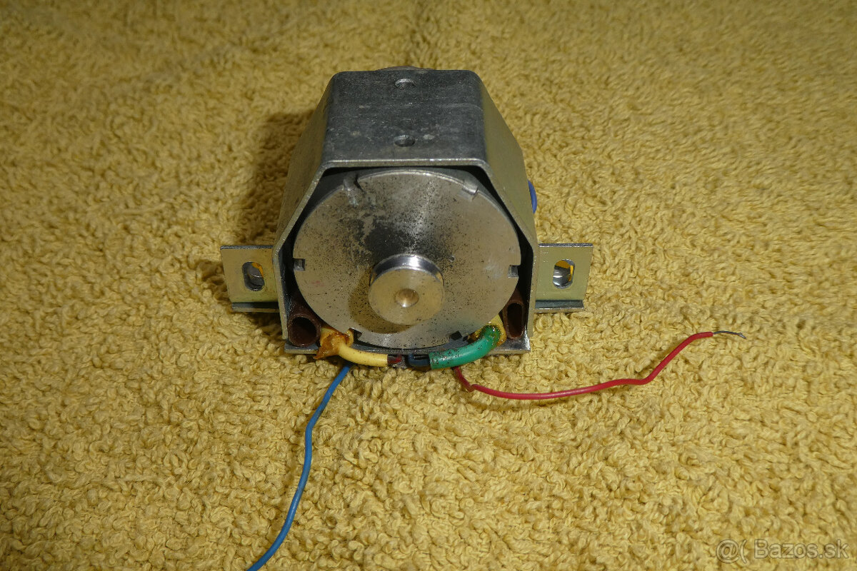 motorček do magnetofónu Tesla A3