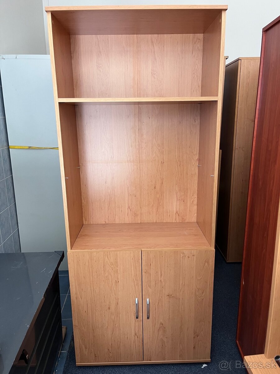 Drevená policová skriňa