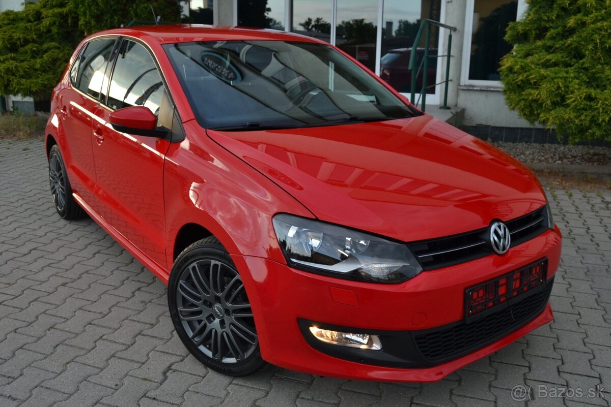 VW POLO 1.4 benzín, r. 2010, NAVI, CÚVACÍ SENZOR, TEMPOMAT