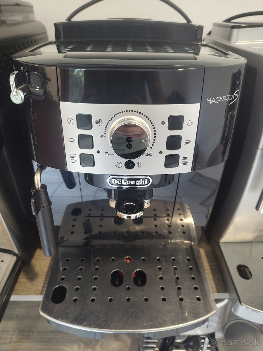 Automatický kávovar Delonghi magnifica s