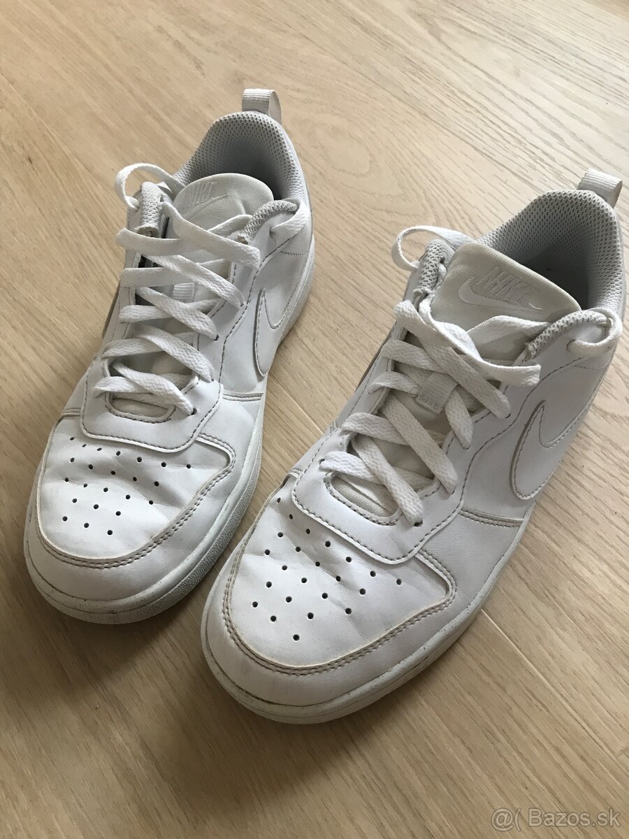 NIKE TENISKY č 37,5