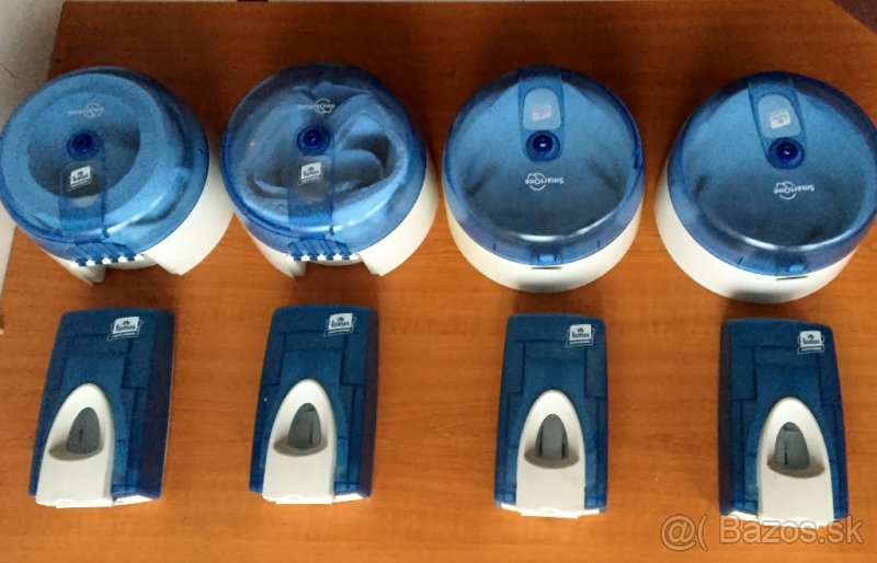 Dávkovače toaletného papiera a penového mydla.