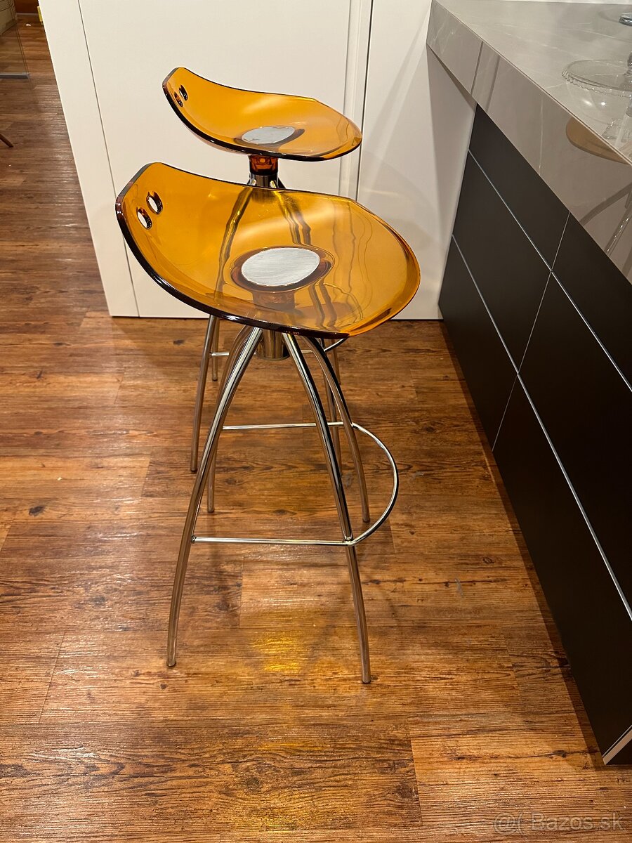 Dizajnové barové barové stoličky.