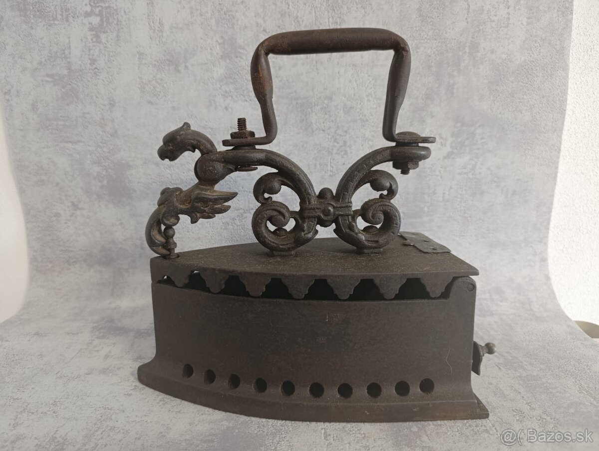 Velká stará atypická a málo běžná žehlička DRAK