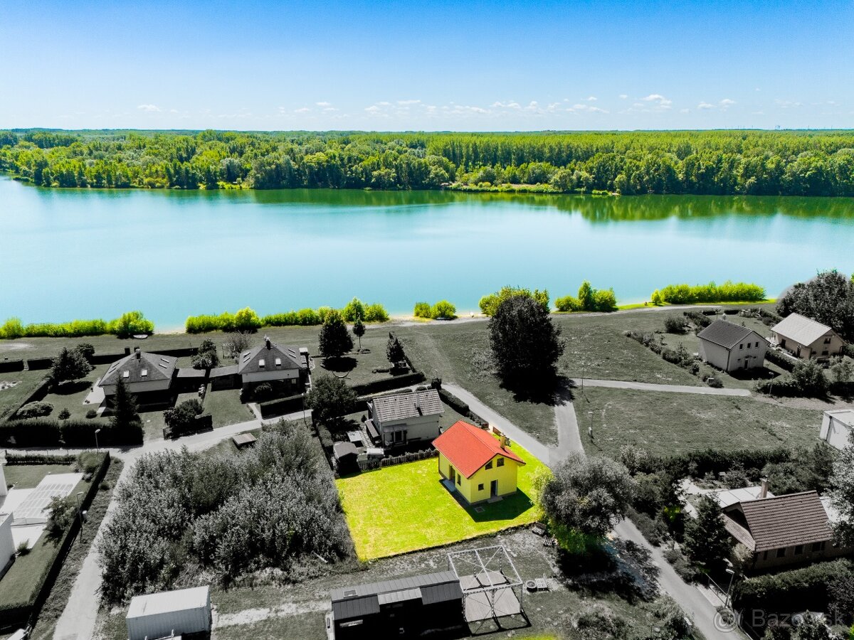 DVOJPODLAŽNÝ REKREAČNÝ DOM V PRIVÁTNOM AREÁLI PRI JAZERE