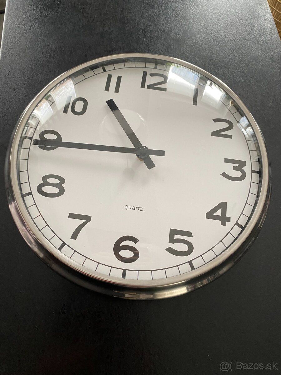 Nástenné hodiny