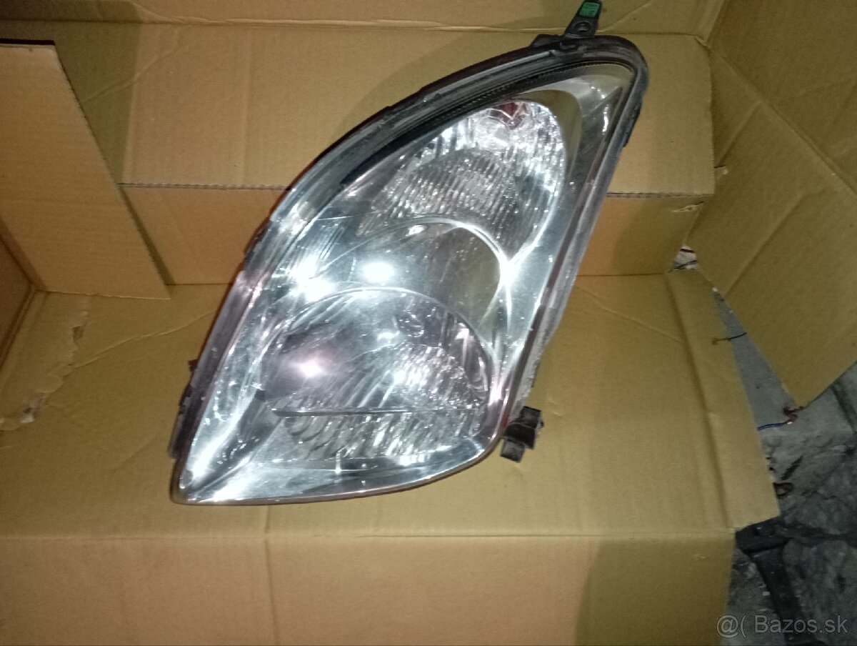 Suzuki Swift predné svetlo