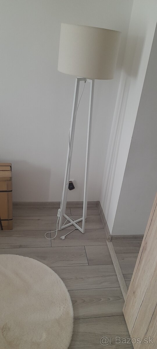 Stojacia lampa