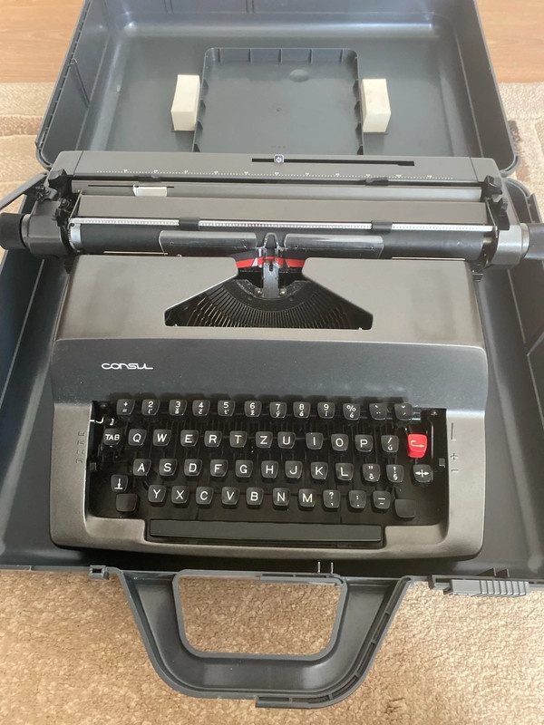 Pisaci stroj Consul 2226 s kufrikom