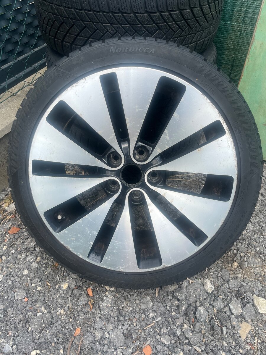 225/40 R18
