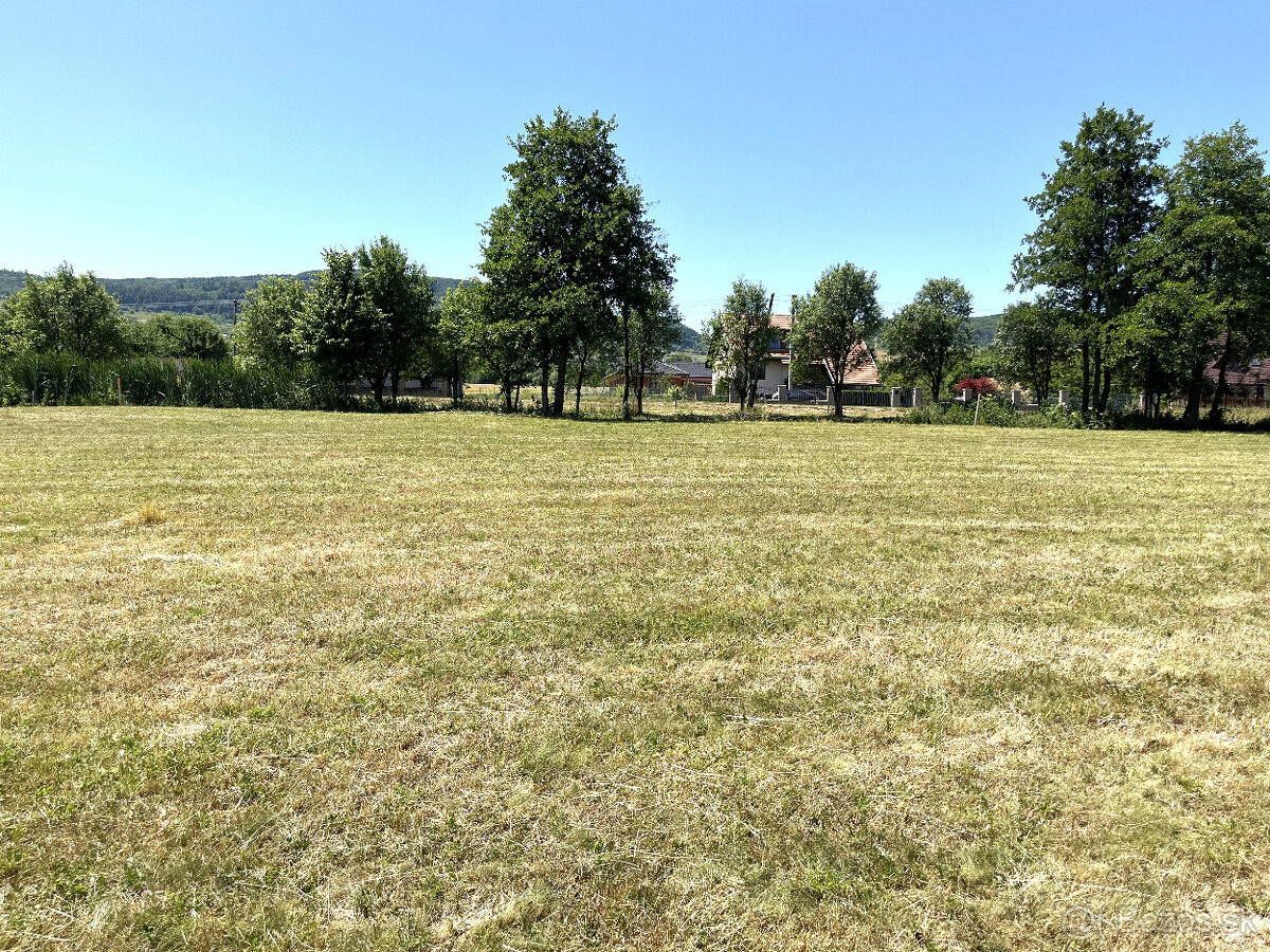 Rovinatý a slnečný stavebný pozemok v PIešti I., Detva